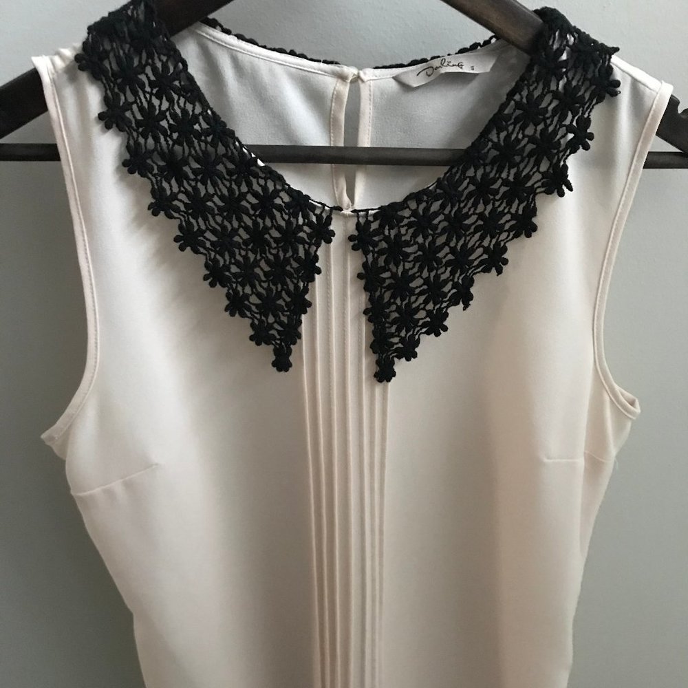 Sleeveless blouse with detailed collar